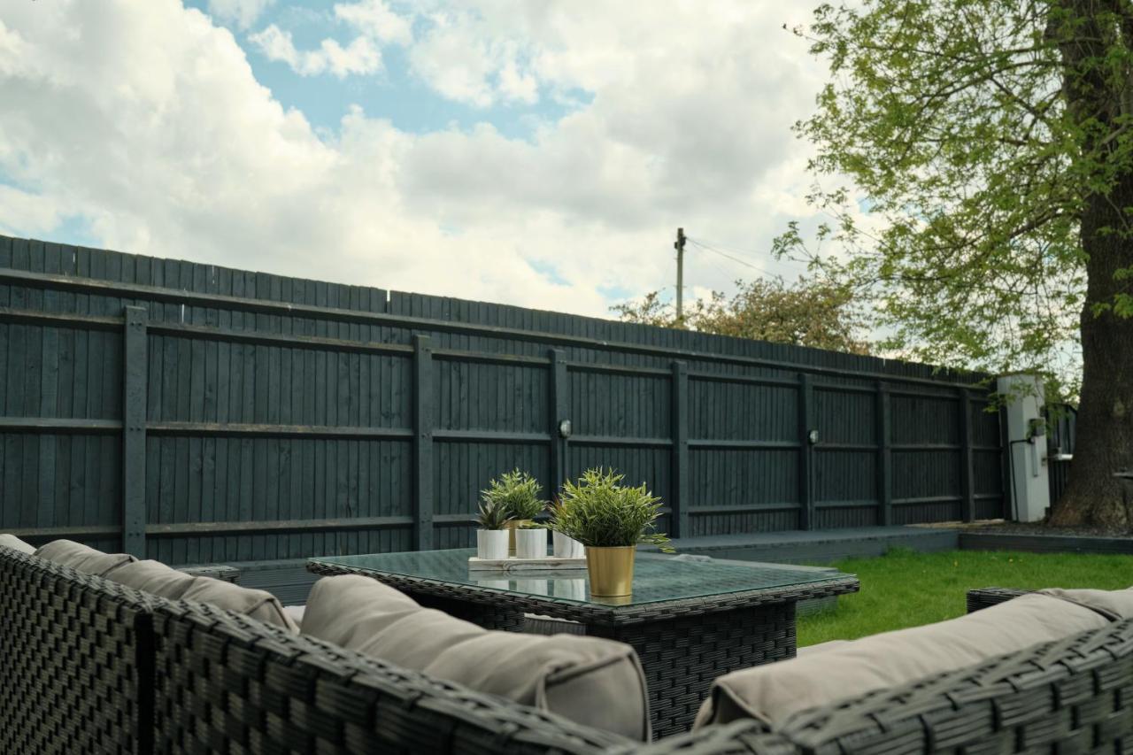 Modern Spacious House - Sleeps 16, Free Parking, Sun Terrace Нанітон Екстер'єр фото