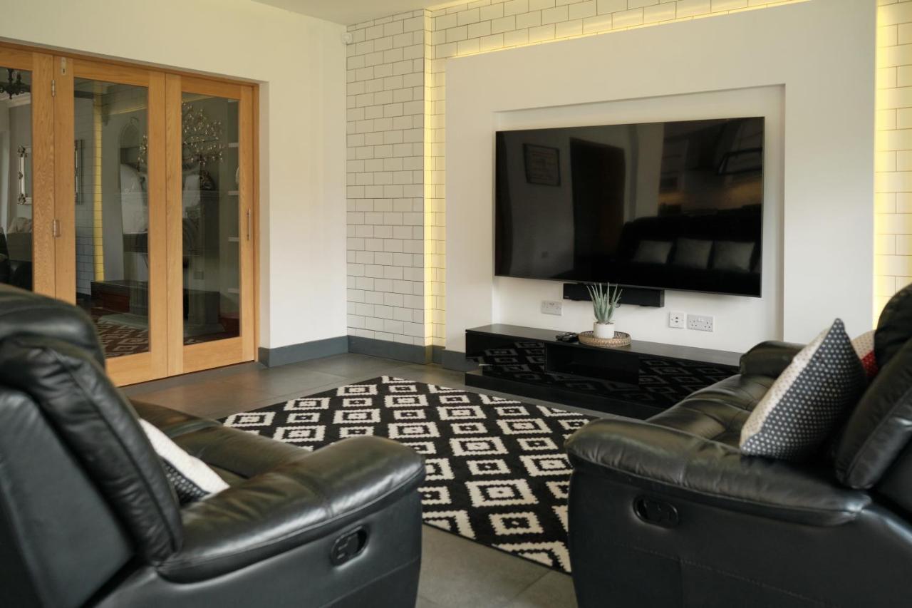 Modern Spacious House - Sleeps 16, Free Parking, Sun Terrace Нанітон Екстер'єр фото
